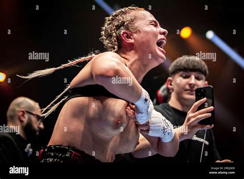 daniela hamsley flash|Boxer Daniella Hemsley celebrates win by flashing crowd